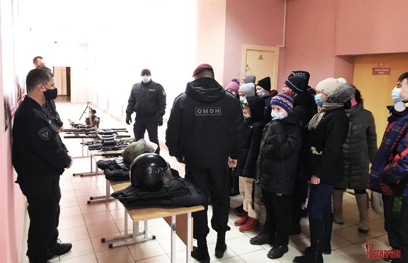 На Урале сотрудники транспортного ОМОН Росгвардии провели день открытых дверей для ребят из социально-реабилитационного центра