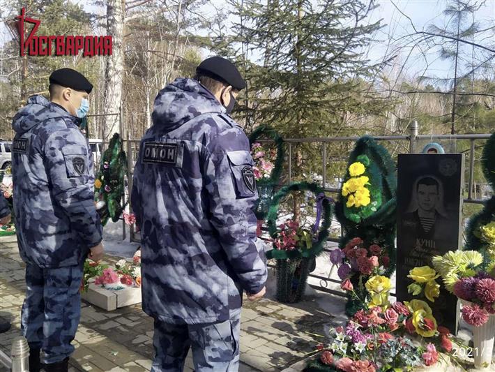 В Ангарске сотрудники ОМОН Росгвардии почтили память погибших на Северном Кавказе товарищей