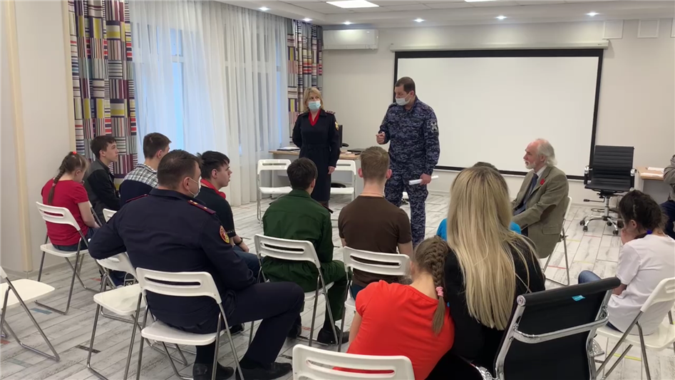 В МОСКВЕ СОТРУДНИКИ РОСГВАРДИИ ПРОВЕЛИ УРОКИ МУЖЕСТВА ДЛЯ ВОСПИТАННИКОВ ДЕТСКИХ СОЦИАЛЬНЫХ ЦЕНТРОВ