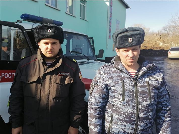 Росгвардейцы в Кузбассе помогли автолюбительнице в сложной дорожной ситуации