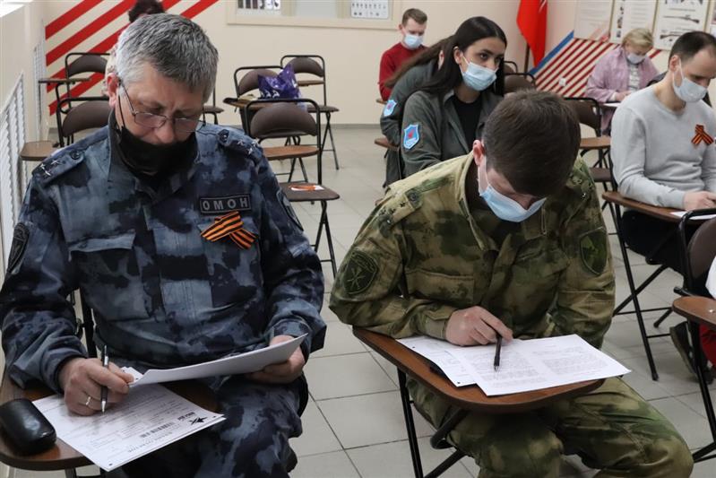 Росгвардейцы Северо-Западного округа приняли участие в написании «Диктанта Победы»