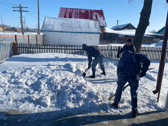 В Омской области сотрудники вневедомственной охраны Росгвардии оказали помощь семье погибшего военнослужащего