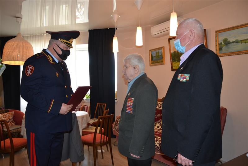В Самаре ветерана Росгвардии поздравили с 90-летием