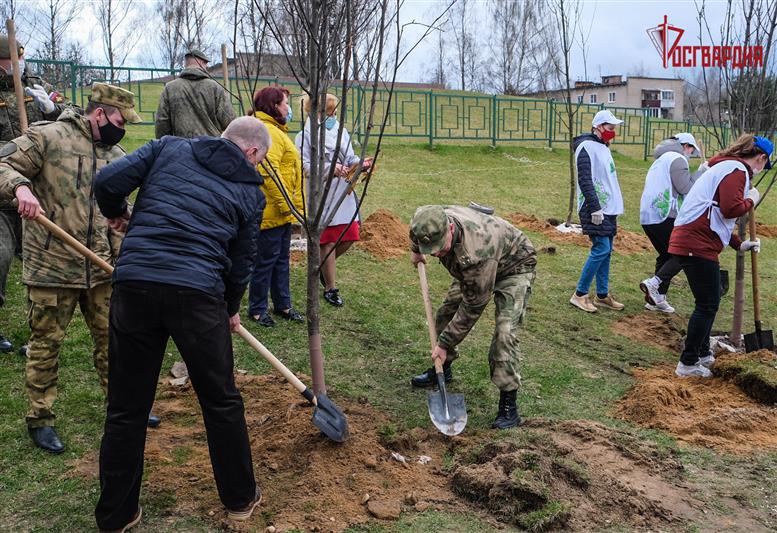 В Смоленске Росгвардия присоединилась к акции «Сад памяти»