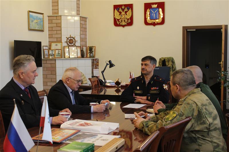 Советник директора Росгвардии генерал-лейтенант Петр Ровенский посетил с рабочим визитом Управление Росгвардии по Саратовской области