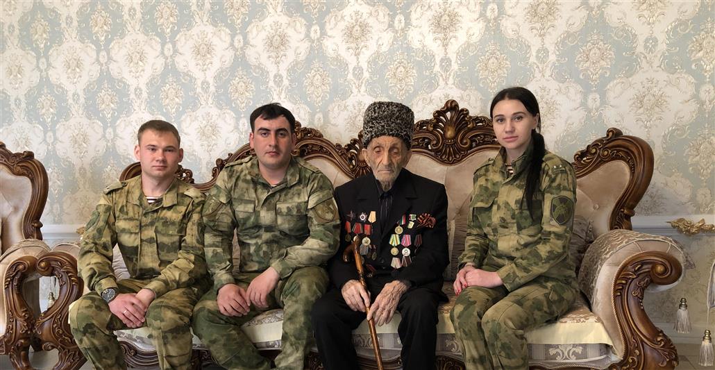 В Чеченской Республике военнослужащие Росгвардии навестили ветерана Великой Отечественной войны