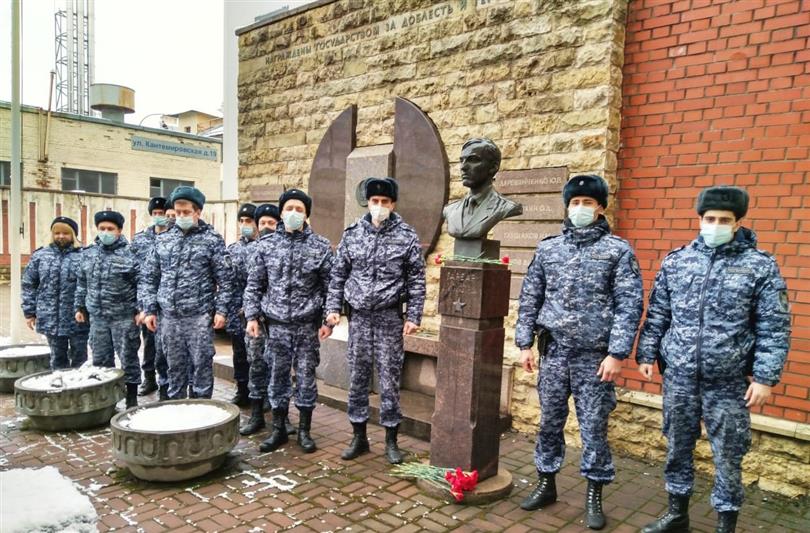 В Петербурге сотрудники вневедомственной охраны почтили память погибшего сослуживца