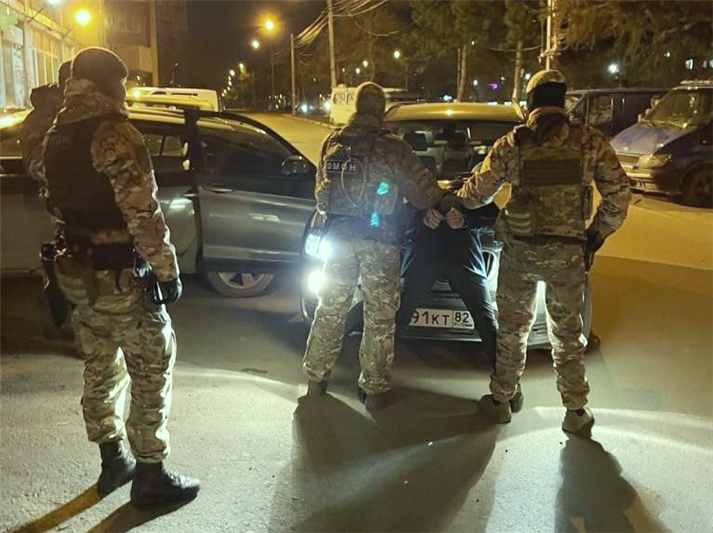 При участии ОМОН Росгвардии в Крыму задержан подозреваемый в мошенничестве в крупном размере