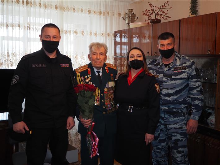 Белгородские росгвардейцы поздравили ветерана Великой Отечественной войны с 97-летием