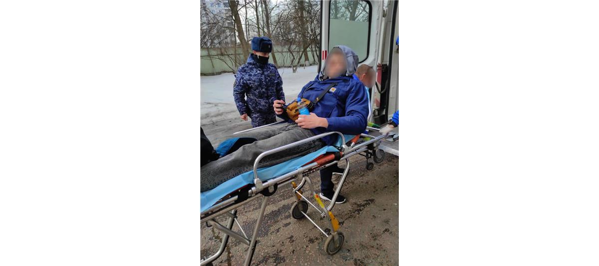 В Москве сотрудники Росгвардии оказали помощь молодому человеку, которому внезапно стало плохо