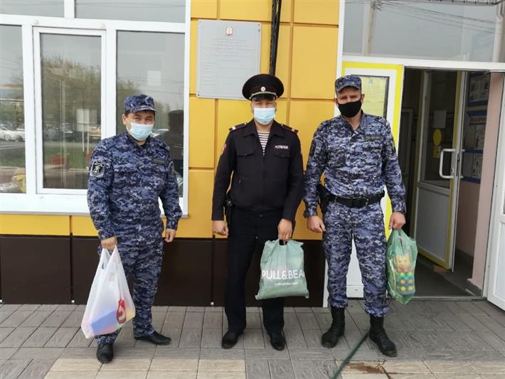 В рамках акции «День добрых дел» сотрудники Росгвардии продолжают оказывать помощь семьям Омской области