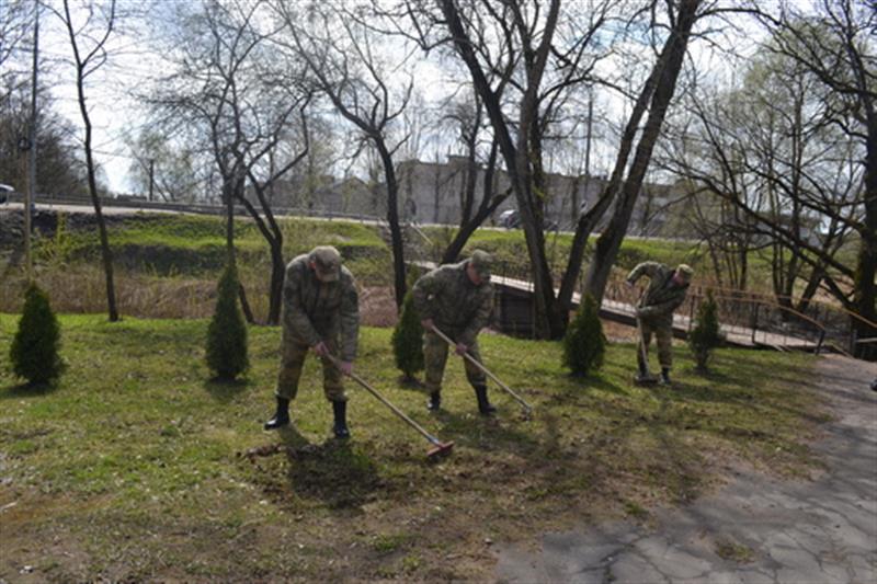 Новгородские росгвардейцы привели в порядок территорию около мемориала войнам, погибшим в годы Великой Отечественной войны