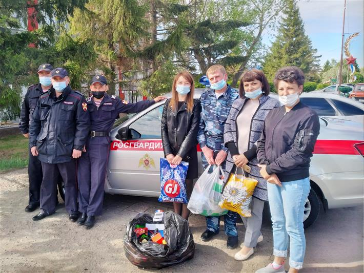 Росгвардейцы оказали помощь нуждающимся семьям в Одесском районе Омской области