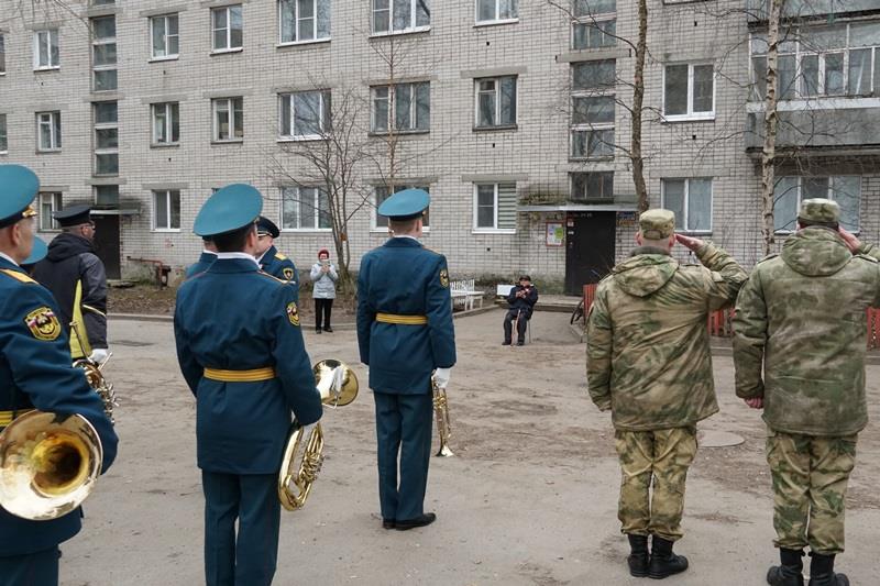 В Архангельской области военнослужащие и сотрудники Росгвардии присоединились к патриотической акции «Парад у дома ветерана»