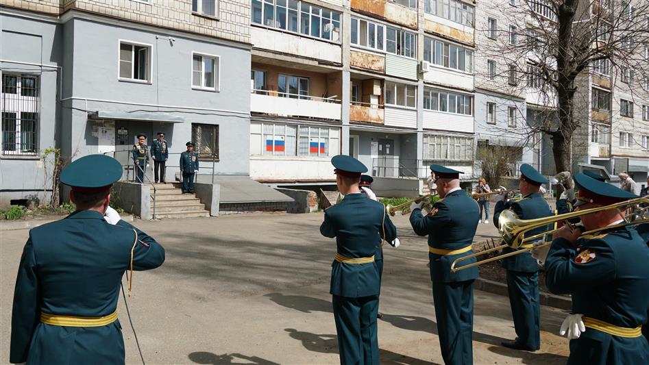 Росгвардия провела акцию «Парад у дома ветерана» в Кирове