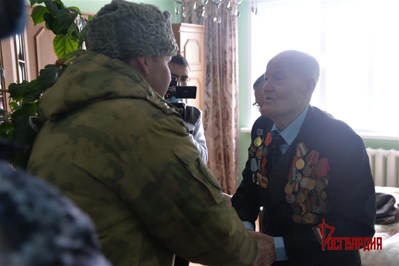На Ямале Росгвардия поздравила ветерана Великой Отечественной войны - участника освободительной операции «Багратион»
