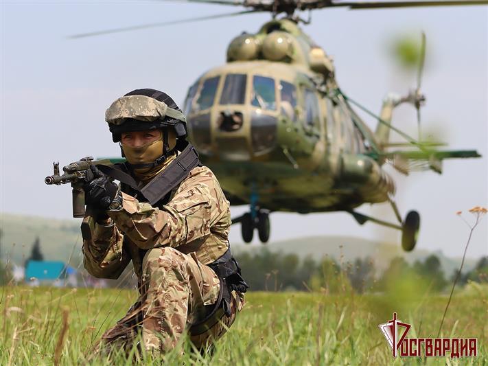 На Алтае прошла совместная тренировка спецподразделений Росгвардии по беспарашютному десантированию