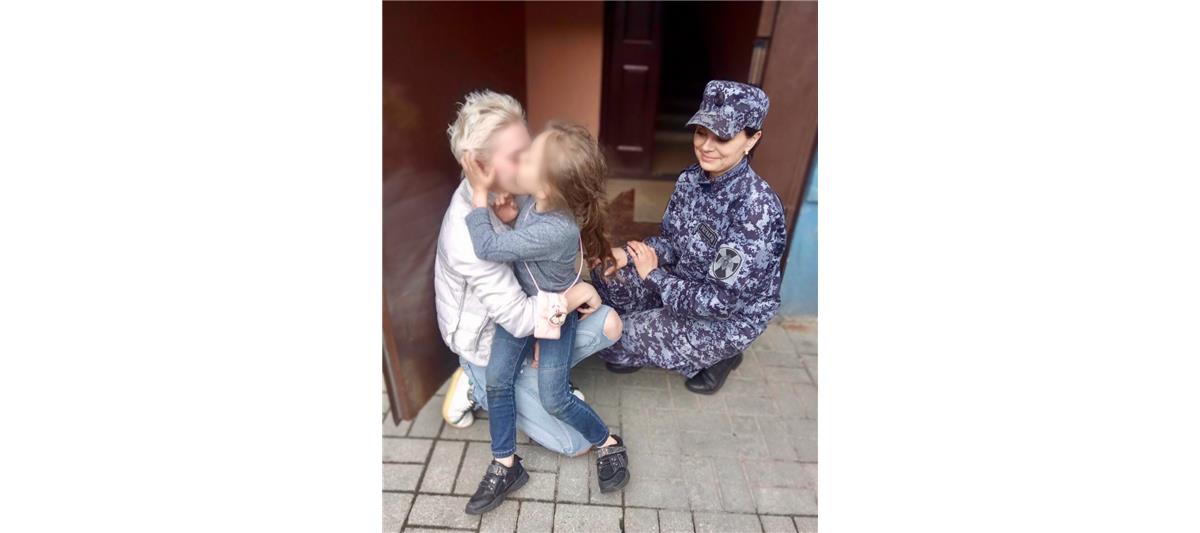 Калининградские росгвардейцы  вернули матери потерявшегося ребенка