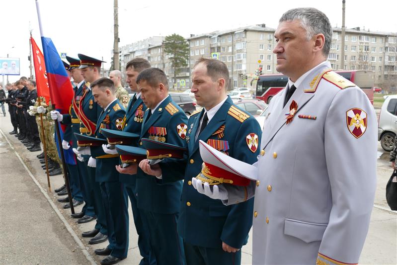Сегодня в рамках всероссийской акции Росгвардии «Парад у дома ветеранов» военнослужащими и сотрудниками омской Росгвардии был организован парад во дворе ветерана Великой Отечественной войны Николая Филипповича Самойлова.