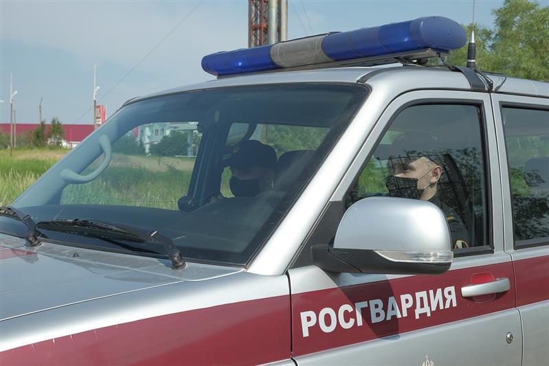 В Нарьян-Маре сотрудники Росгвардии задержали двоих мужчин по подозрению в незаконном проникновении в чужую квартиру