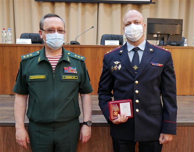 Командующий Северо-Западным округом Росгвардии наградил офицеров полиции Санкт-Петербурга