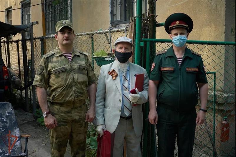 В Воронеже росгвардейцы поздравили с днём рождения ветерана Великой Отечественной войны