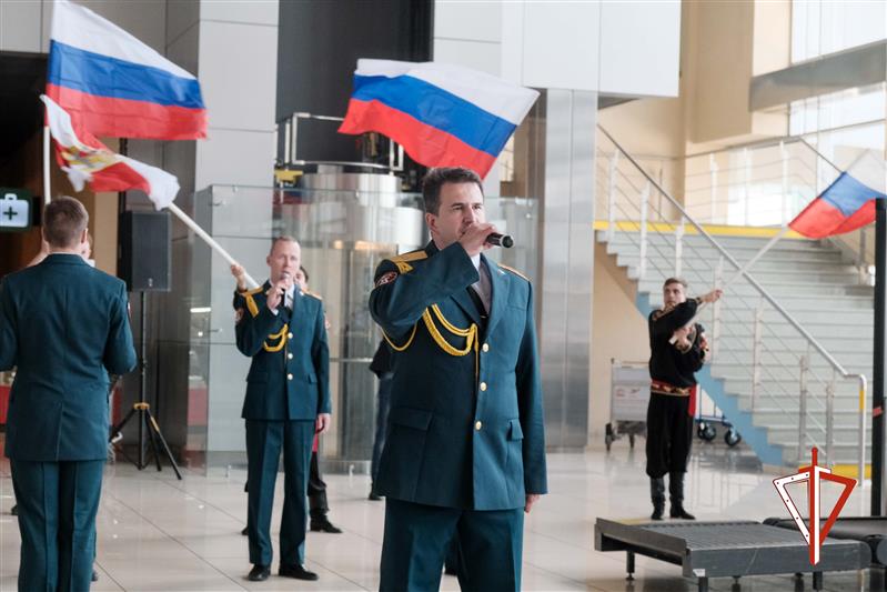 Накануне Дня России ансамбль песни и пляски Уральского округа Росгвардии выступил с концертом в аэропорту «Кольцово» (видео)