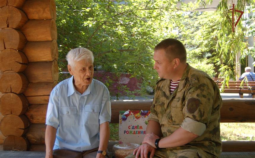 В Тамбове росгвардейцы поздравили ветерана Великой Отечественной войны с 97-летием
