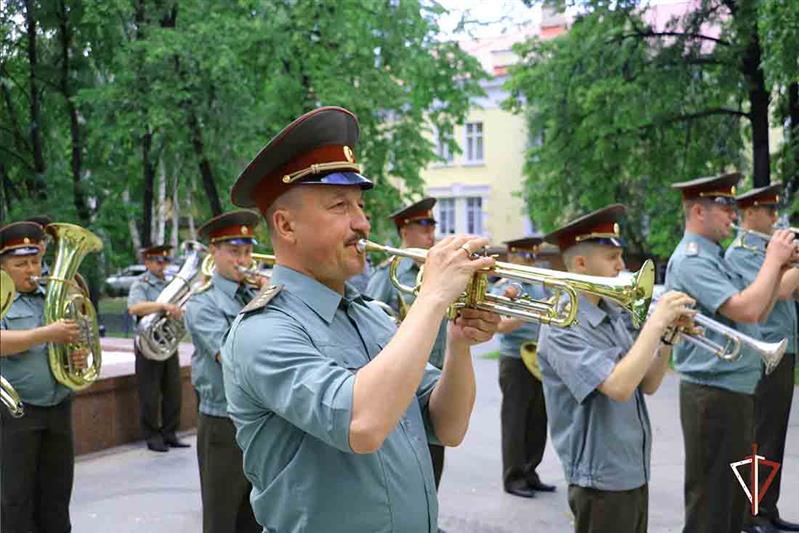 В Озерске военный оркестр соединения Росгвардии поздравил горожан с Днем города и годовщиной градообразующего предприятия