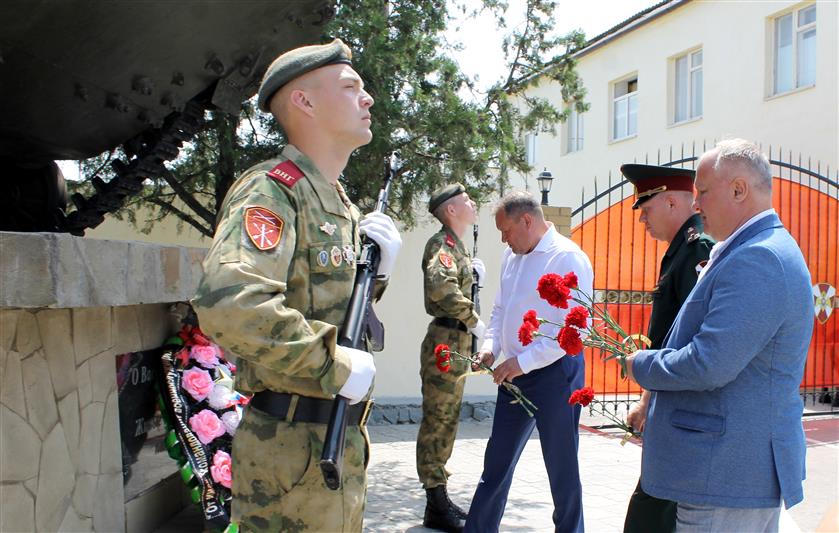 В Калаче-на-Дону военнослужащие и ветераны Росгвардии почтили память павших сослуживцев