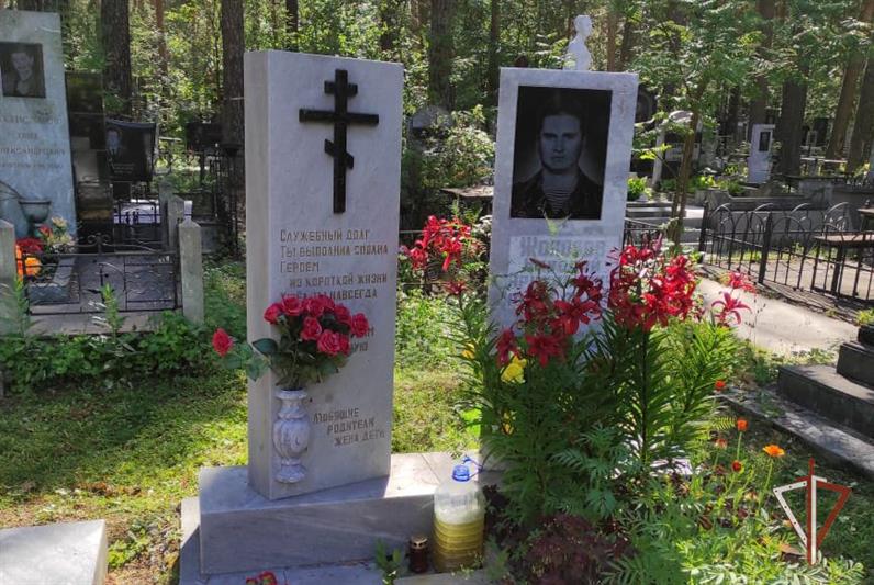 Сотрудники екатеринбургского ОМОН Росгвардии почтили память погибшего товарища
