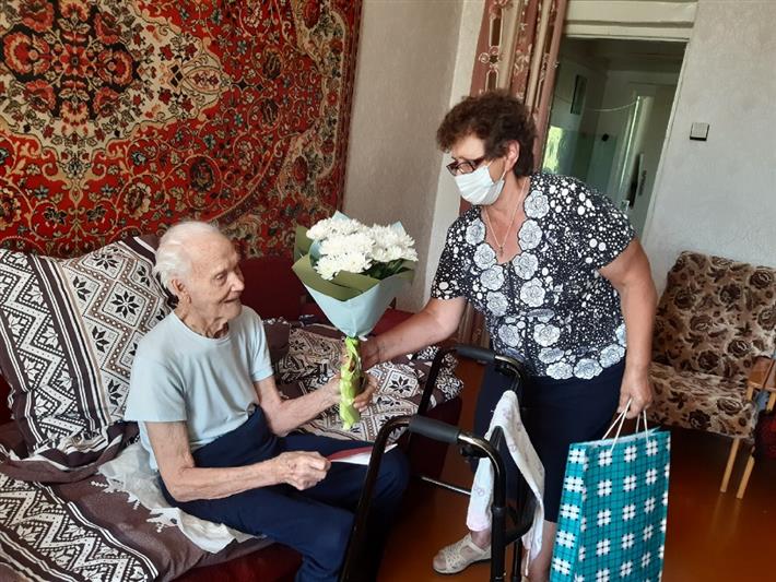 В Туве росгвардейцы поздравили труженика тыла с 98-летием
