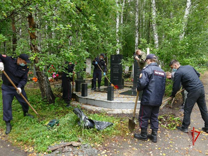 Росгвардейцы взяли шефство над кварталом Героев Советского Союза на кладбище Томска (фото, видео)