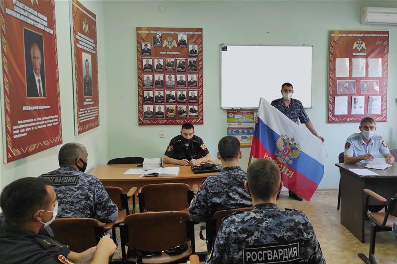 Росгвардейцы юга страны провели мероприятия ко дню российского флага