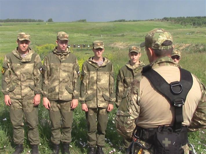 Сотрудники и ветераны барнаульских спецподразделений Росгвардии провели тренировку для подшефных кадетов