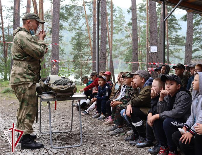 Сотрудники ОМОН Росгвардии встретились с участниками спортивно-патриотической смены «Алтай-2021»
