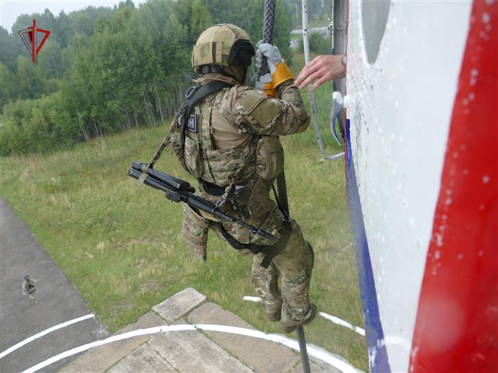 В Томске сотрудники ОМОН Росгвардии отработали спуски с вертолета беспарашютным способом
