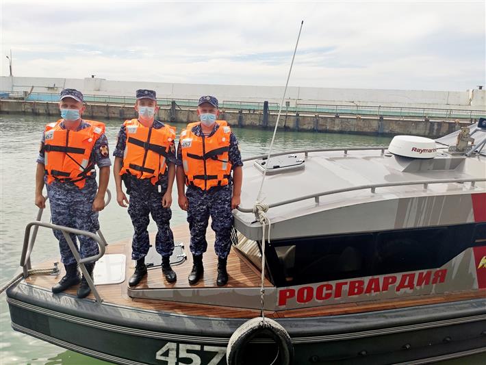 Сотрудники Росгвардии спасли попавших в шторм туристок в Крыму