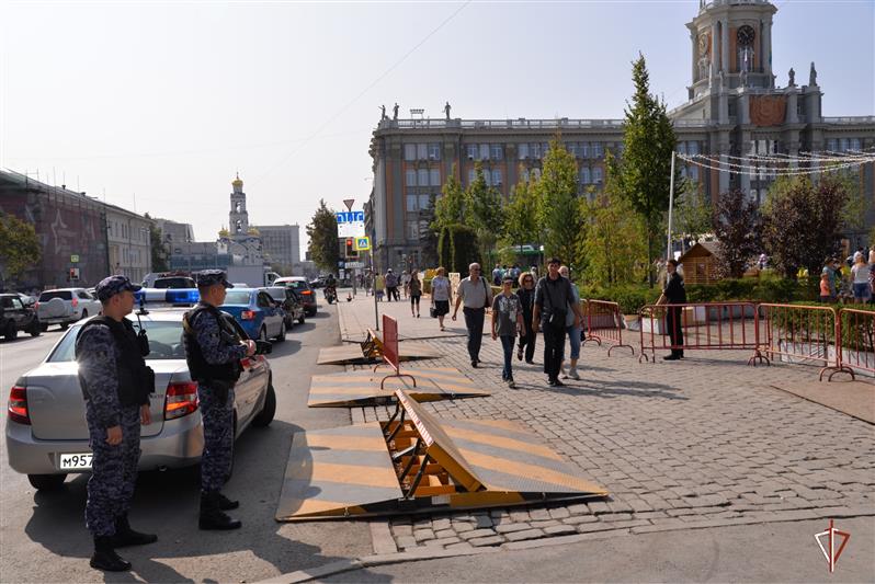 В Екатеринбурге росгвардейцы приняли участие в охране порядка на мероприятиях в честь дня города