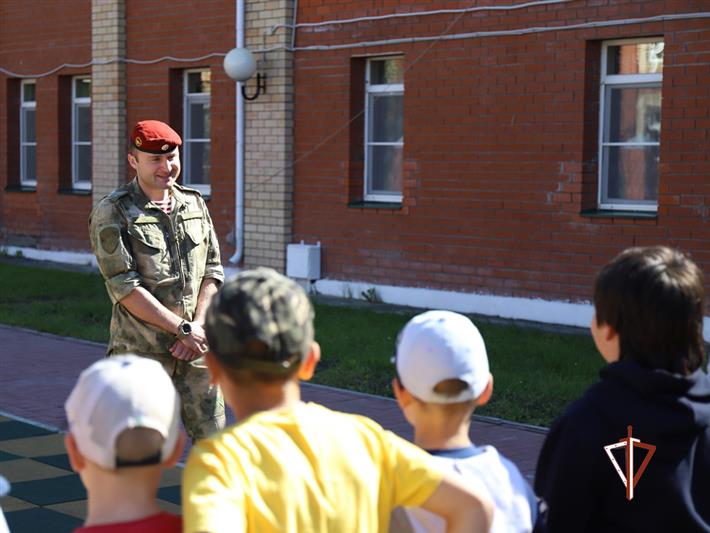 Юные югорчане познакомились с офицером Росгвардии – обладателем крапового берета