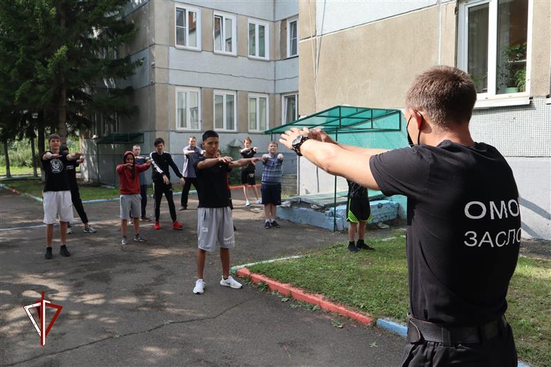 Росгвардия провела спортивные мероприятия для воспитанников детского дома в Красноярске