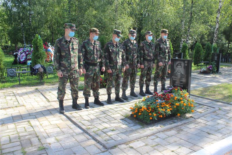Сотрудники череповецкого ОМОН Росгвардии почтили память погибшего сослуживца