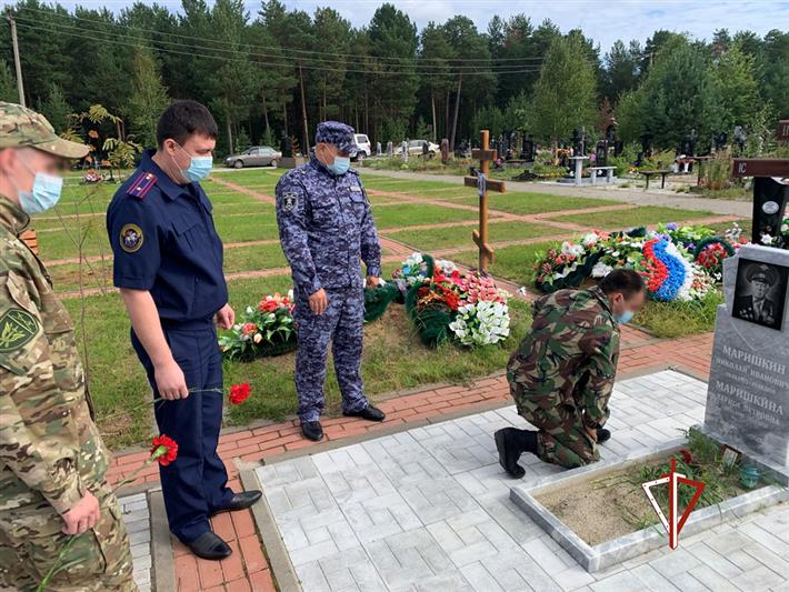 В Югре сотрудники Росгвардии почтили память ветерана ведомства – участника Великой Отечественной войны