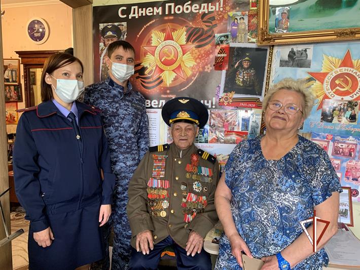 В Сургуте сотрудники Росгвардии навестили ветерана Великой Отечественной войны – участника Курской битвы