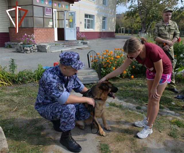 Ребята из социального центра в Зауралье познакомились с четвероногим помощником росгвардейцев