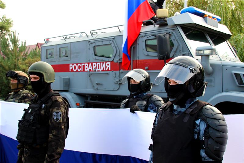 Сотрудники подразделений специального назначения Росгвардии приняли участие в праздновании дня флага России