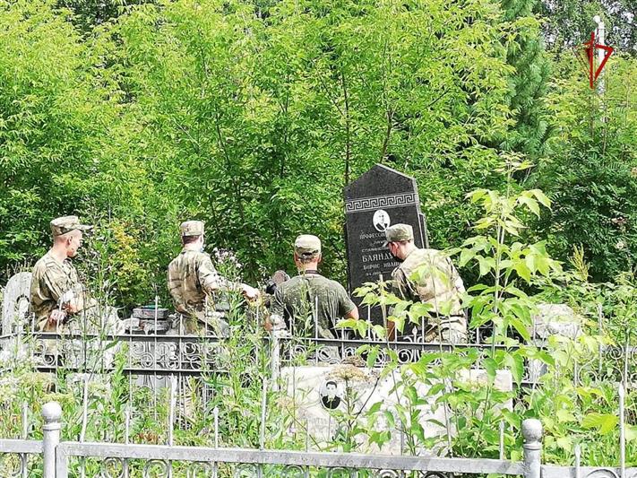 В Томске росгвардейцы приводят в порядок места захоронений участников Великой Отечественной войны
