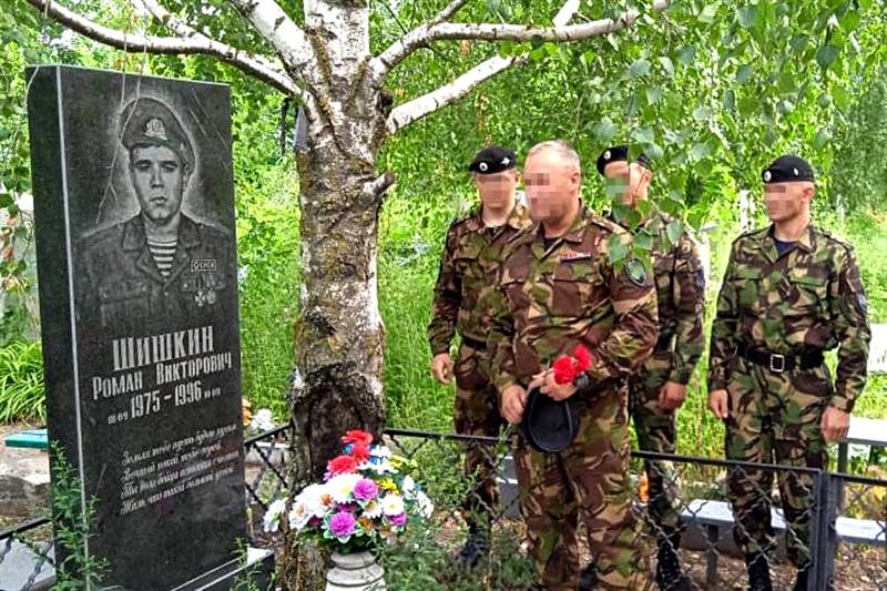 Сотрудники таганрогского ОМОН почтили память сослуживца, погибшего при исполнении служебного долга