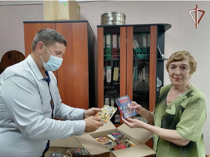 Бойцы СОБР Росгвардии в Бийске провели акцию «Книги в дар»