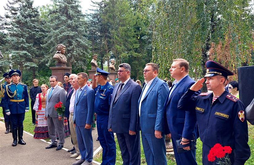 В Краснодаре сотрудники Росгвардии приняли участие в торжественном открытии бюста Герою России Валерию Очеретному